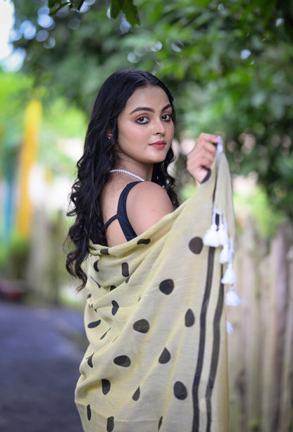 Elegant Beige Mull Cotton Saree with Black Polka Dots – Blouse Not Included